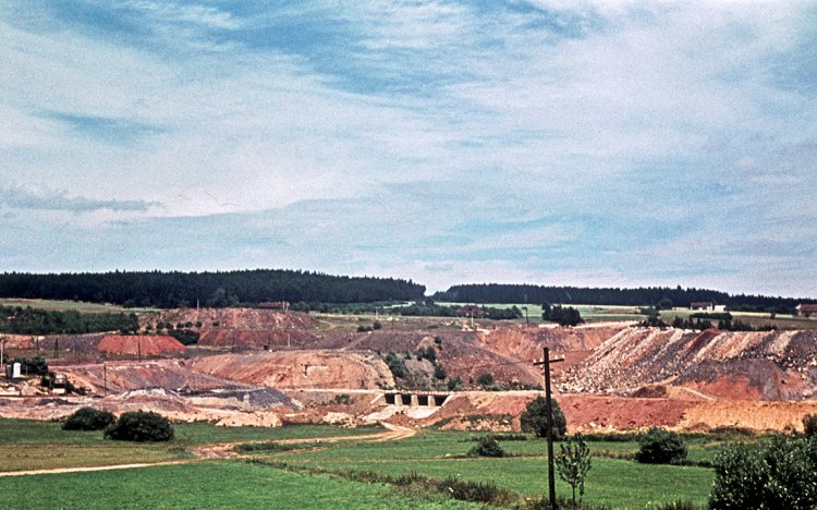Předěl mezi odkrývkami a odvaly hlušiny