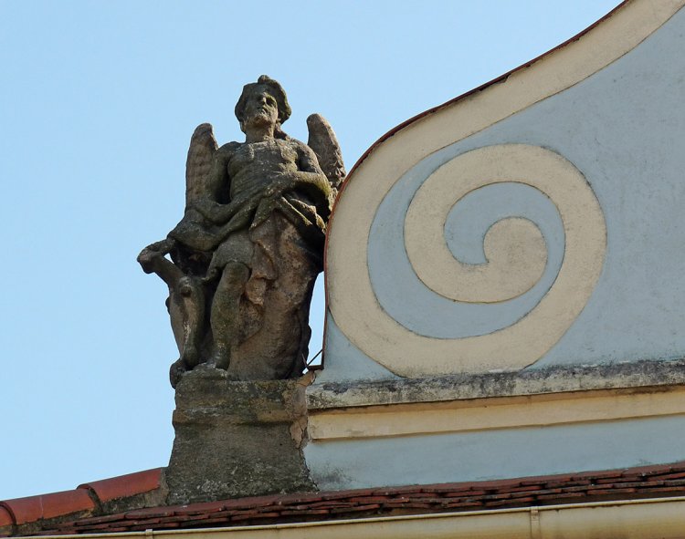 Levý cherub na římse kostela v Mirošově