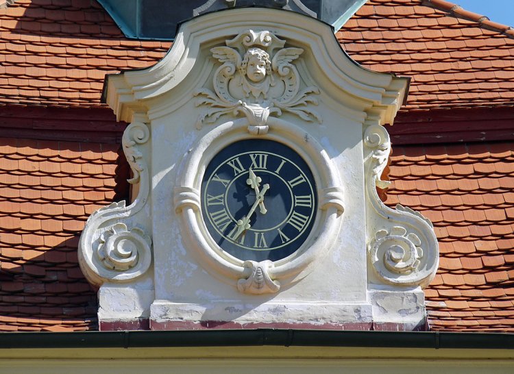 Rokokový štít s hodinami na mirošovském zámku