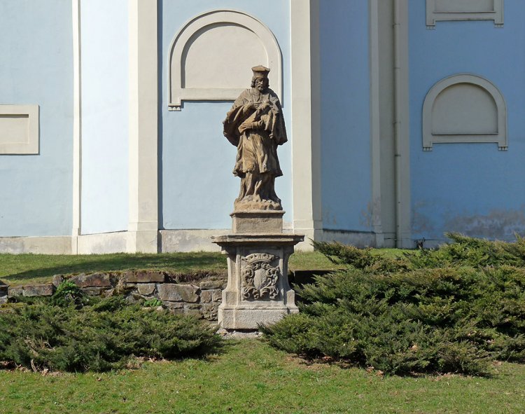 Sv. Jan Nepomucký u kostela v Mirošově