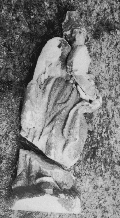 Zničená socha sv. Vojtěcha na dně lomu v Mirošově