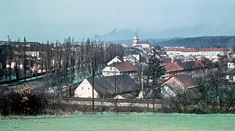 Pohled na koryto Padrťského potoka přes trať Praha - Plzeň, 1961