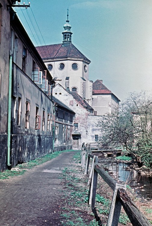 Presbytář kostela Panny Marie Sněžné a původem středověký Mlýnský náhon, 1961
