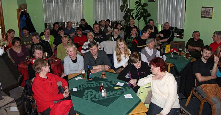 Zcela naplněný salonek restaurace Berten