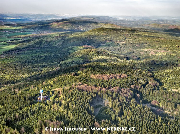 Radar Písky a Hřebeny vypínající se až ku Praze na horizontu