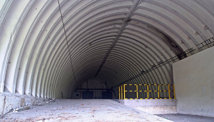 Interiér hlavního skladu, popředí rampa používaná při naskladňování raket