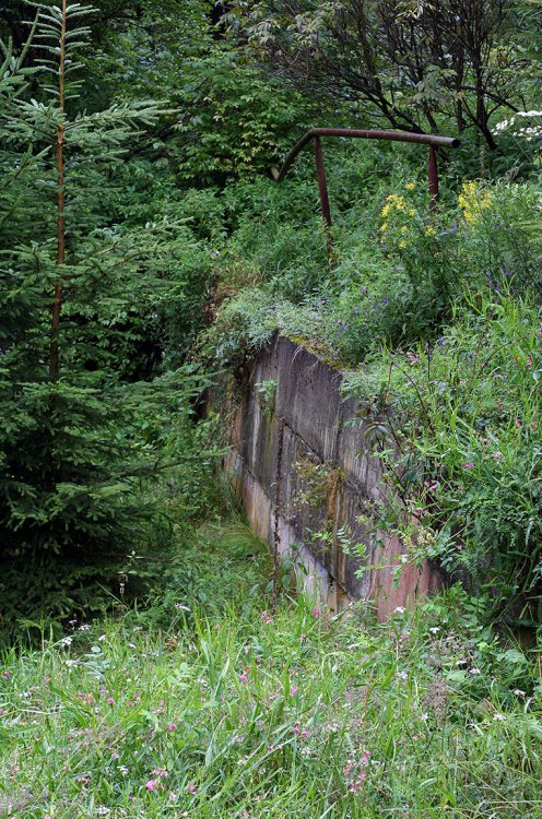 Okop vedle ŘNRL, zřejmě pro kabinu 9S417