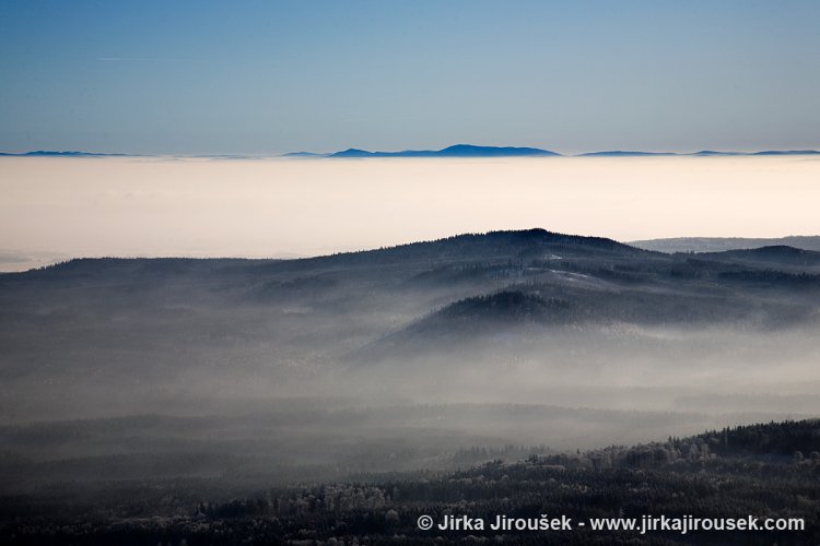 V pozadí Šumava