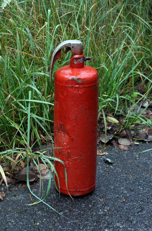 Hasicí přístroj poblíž autoparku