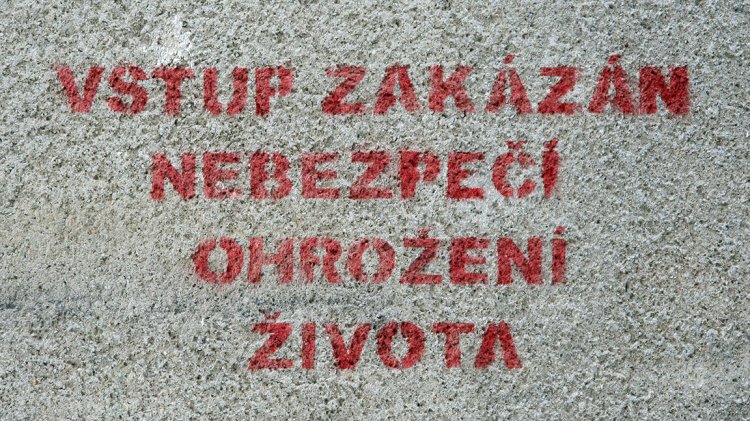 Zákazy u všech vstupů do budovy