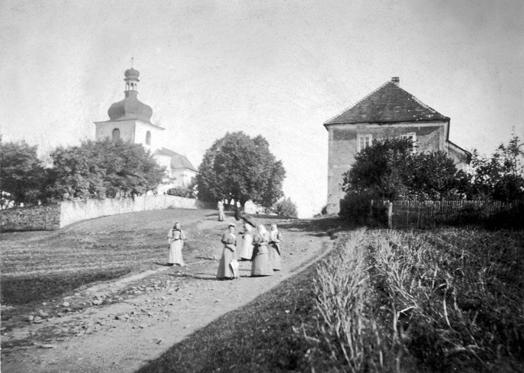 Strašice - stará škola a kostel