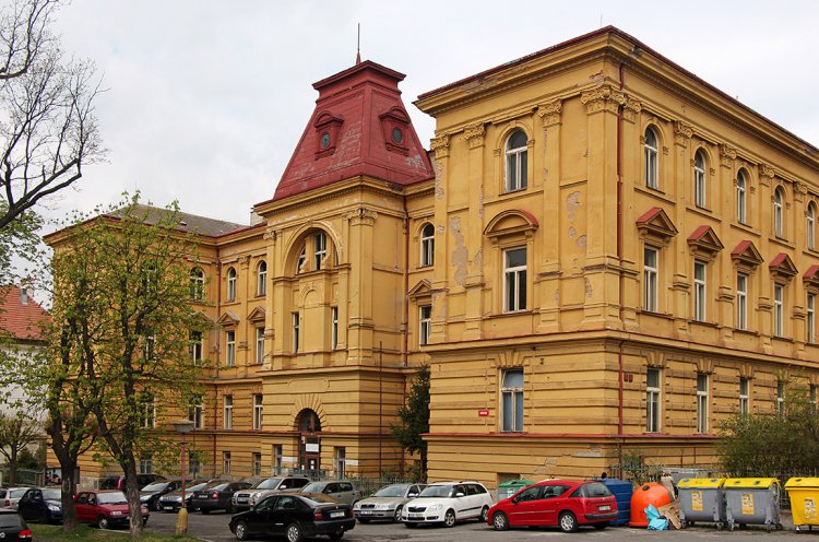 Budova někdejšího arcibiskupského konviktu a později Báňské akademie v Příbrami