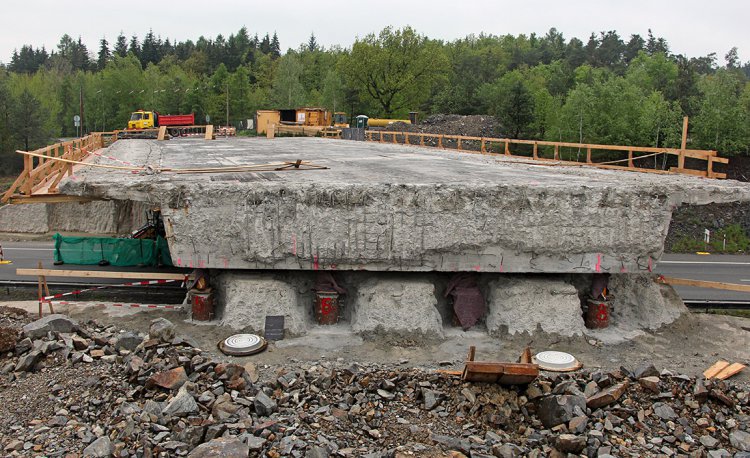 Rekonstrukce mostu přes R4 u Dobříše