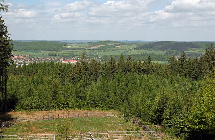 Výhled na Všeradice, za nimi vpravo Šamor a Bacín, vlevo hřeben Housiny