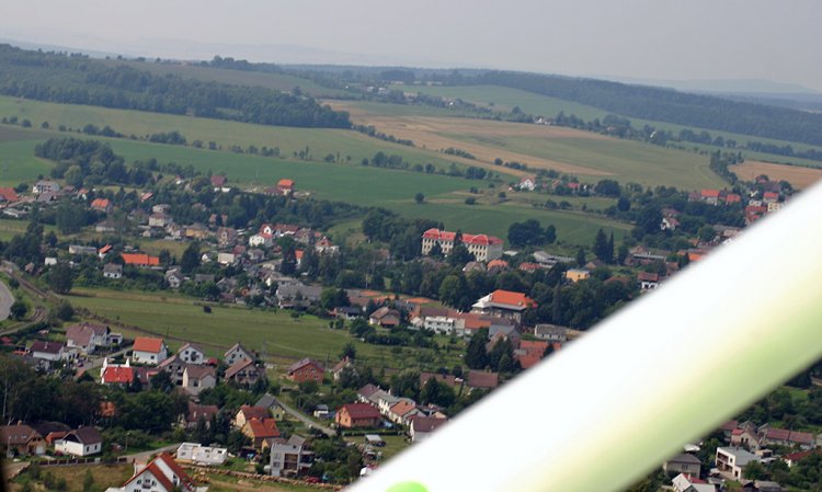 Dvůr Kamýky (vzadu uprostřed) a návrší Dlouhé skály (vlevo vzadu)