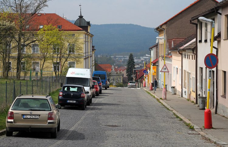 Pod Svatou Horou, trasa stezky klesá k historickému centru Příbrami