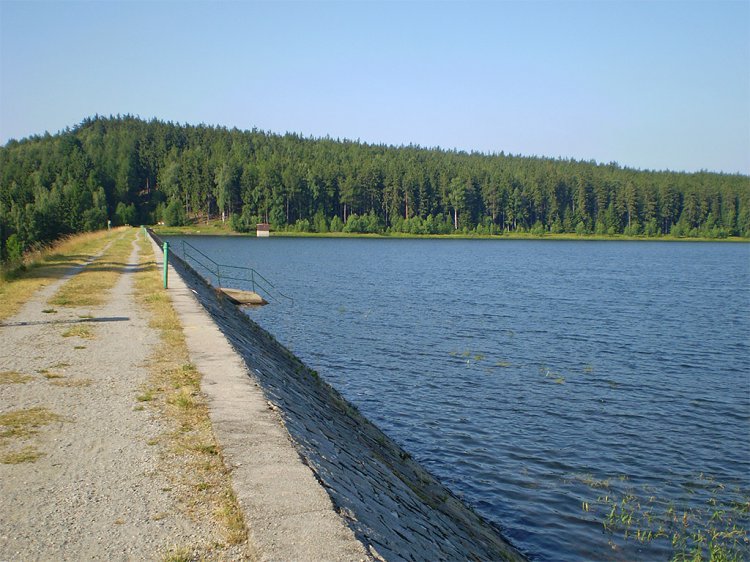 Pilská nádrž a potok