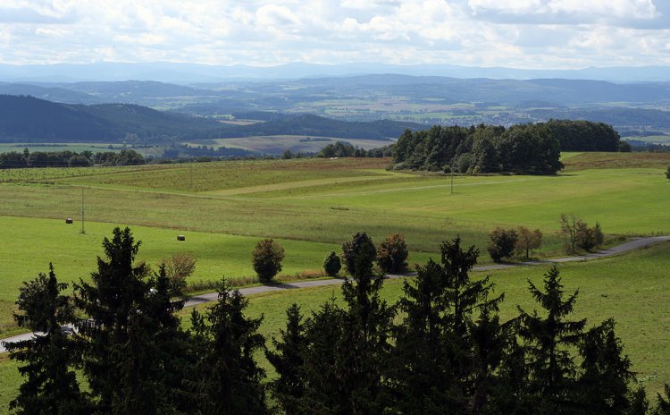 Z rozhledny Na Skále, pohled směrem od Brd, kamsi k Českému lesu
