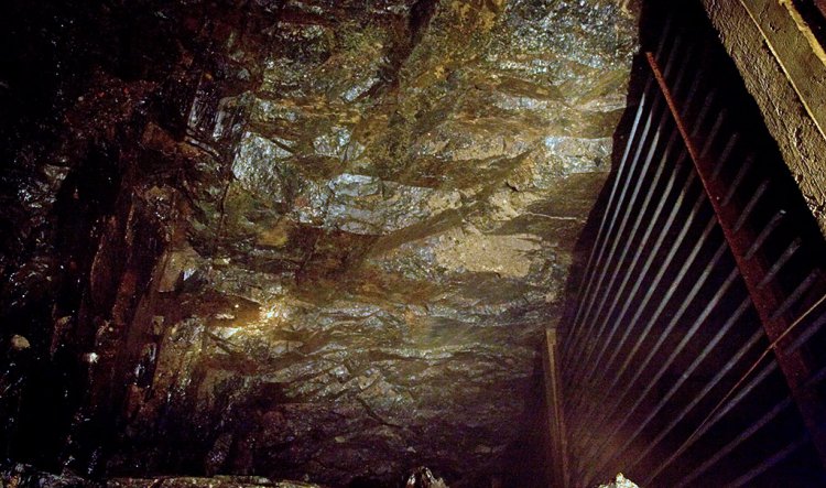 Nevystrojená šachta dolu Řimbaba, vpravo za mřížemi lezné oddělení dolu
