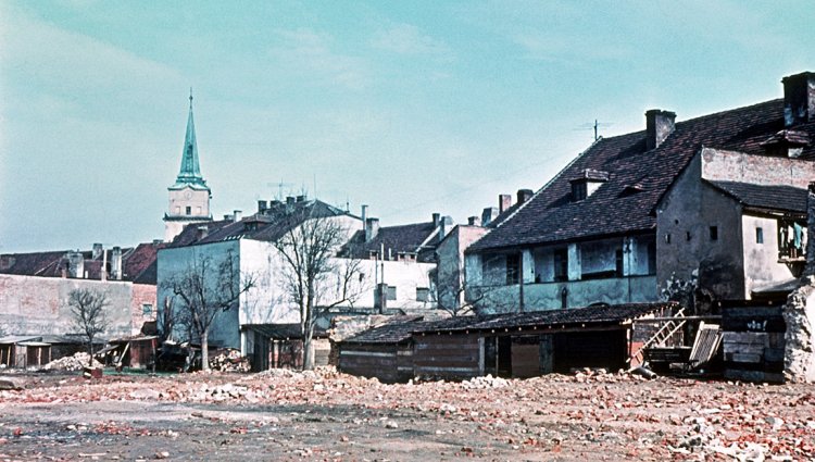 Demolice u náměstí, 1961