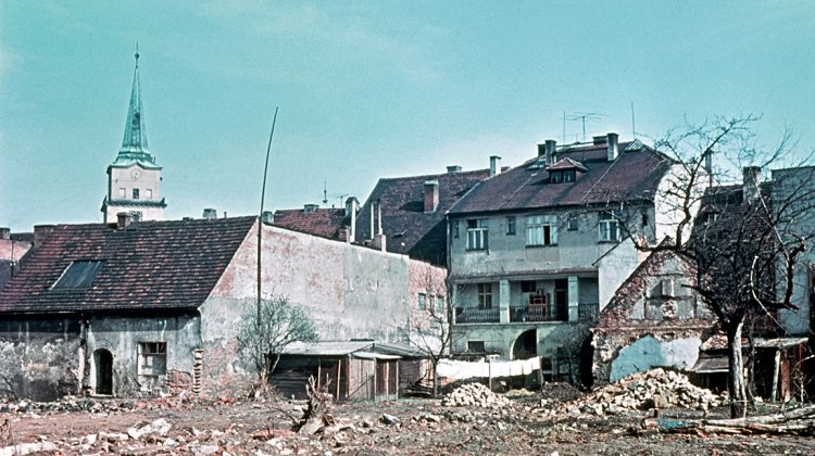 Demolice u náměstí, 1961