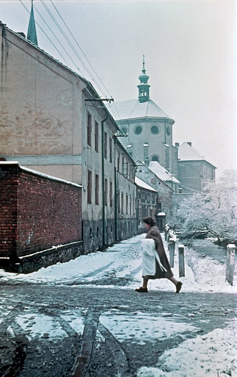 Presbytář kostela Panny Marie Sněžné a původem středověký Mlýnský náhon, 1964