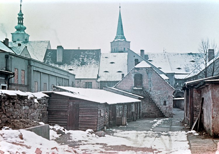 Zástavba jižně od náměstí, vlevo budova kina, 1961