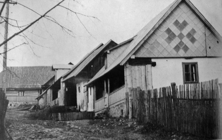 čp. 41 a 9, vzadu čp. 14 (foto ze sbírky Vladimíra Poura)