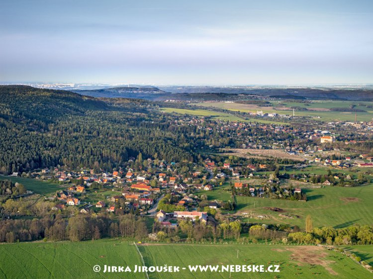 Stříbrná Lhota, v pozadí Mníšek