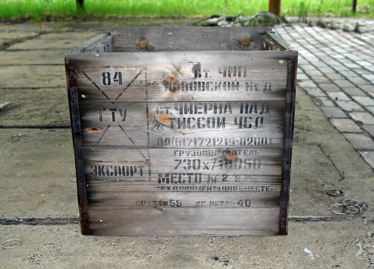 Jedna z původních přepravních beden. Původní obsah není znám, jisté ale je, že od dodavatele přicestovala po železnici přes stanici Černá nad Tisou